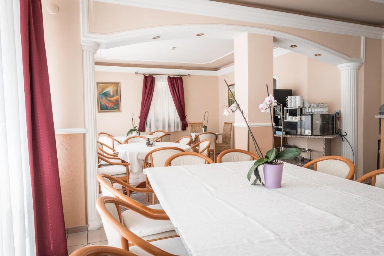 Kaiser Panzio Baja Ngoại thất bức ảnh