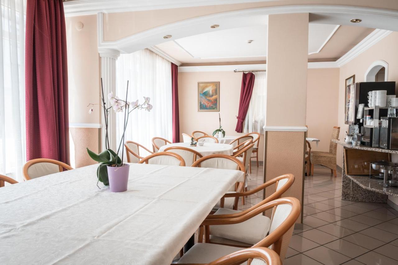 Kaiser Panzio Baja Ngoại thất bức ảnh